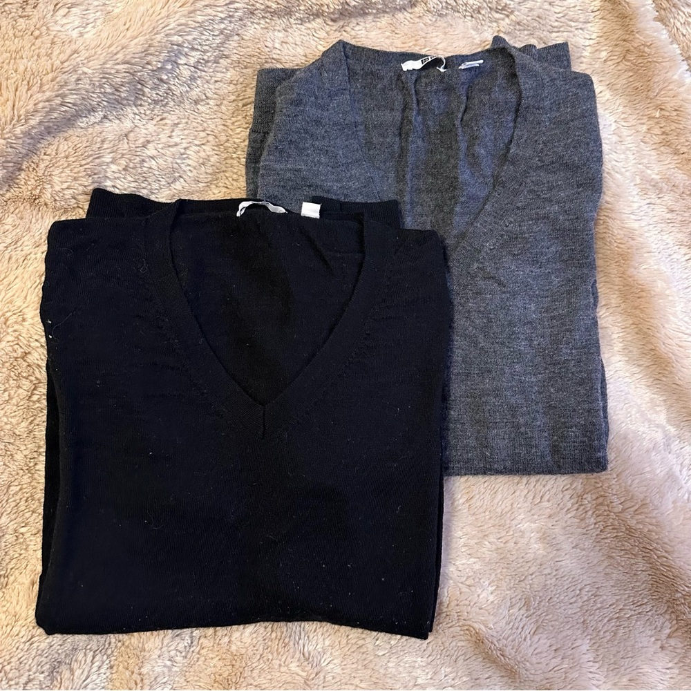 Lot of 2 UNIQLO 100% Merino Wool V Neck Sweaters Black Dark Gray Sz Medium